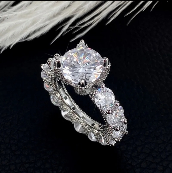 Gorgeous Zircon Ring - Picture 3 of 6